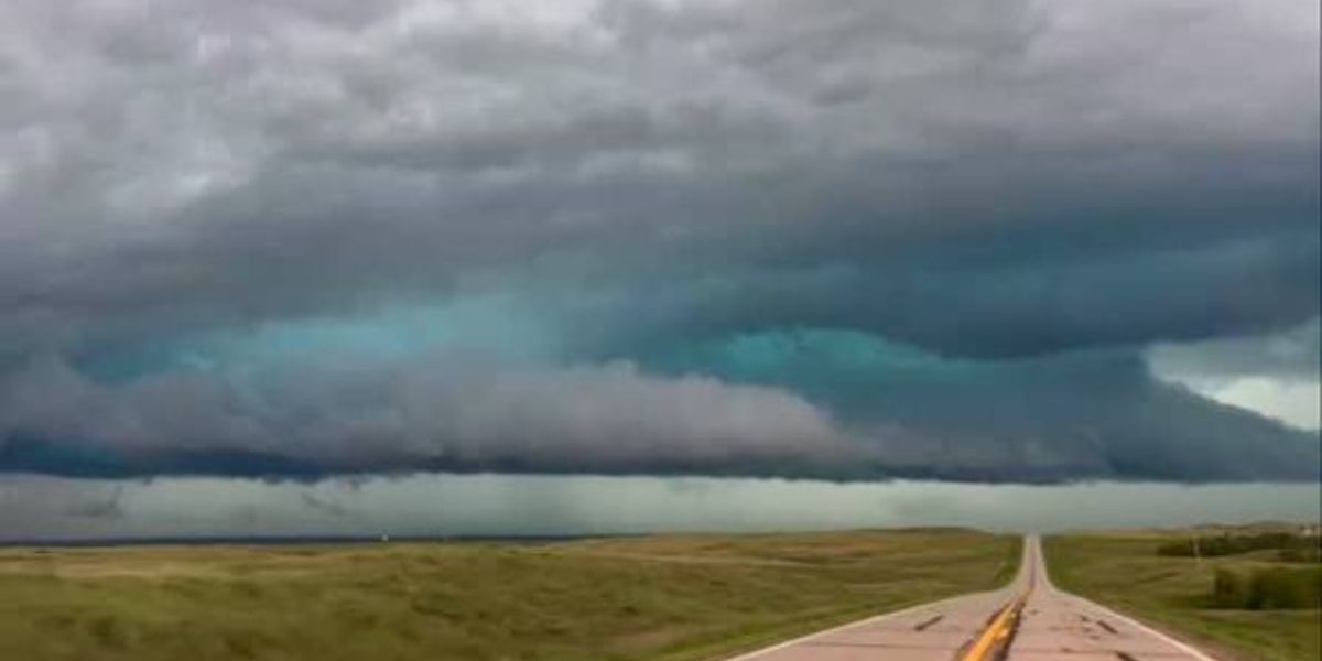 They Didn't See It Coming — 60 MPH Winds Are Already Ripping Through These Iowa and South Dakota Communities Right Now