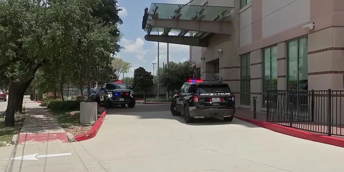 She Checked Into a Houston Hotel With Her 2 Kids — 3 Days Later, Staff Found All 3 Dead
