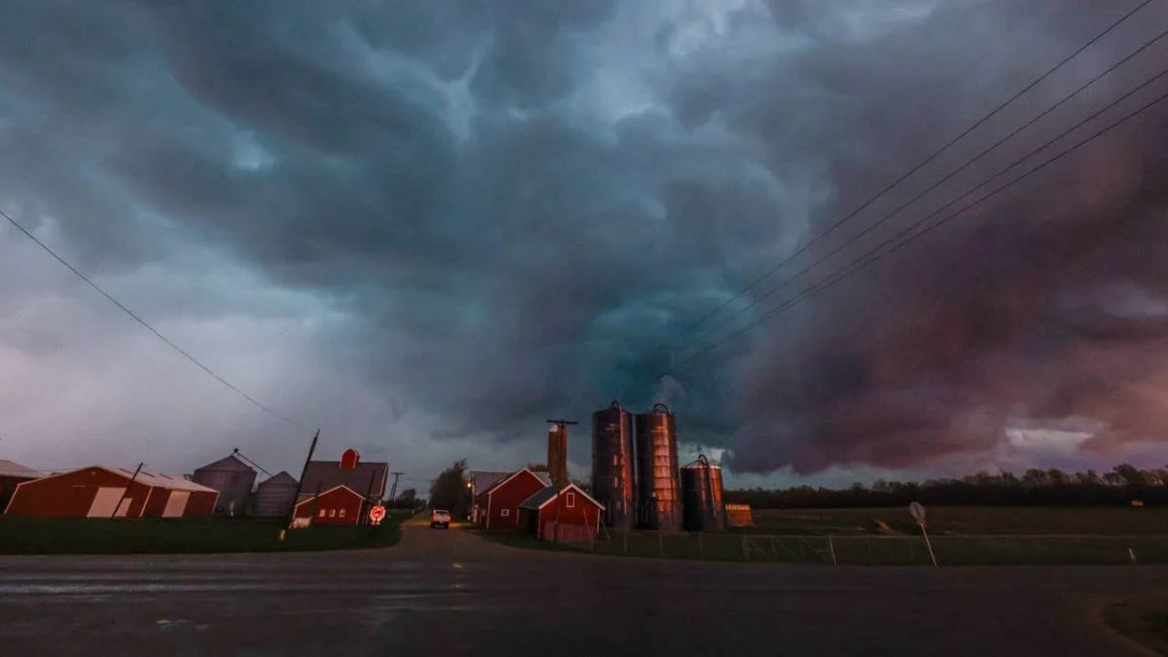 Tornadoes, 2-Inch Hail, and 75 mph Winds Are Headed Straight for Pittsburgh — Are You Ready?