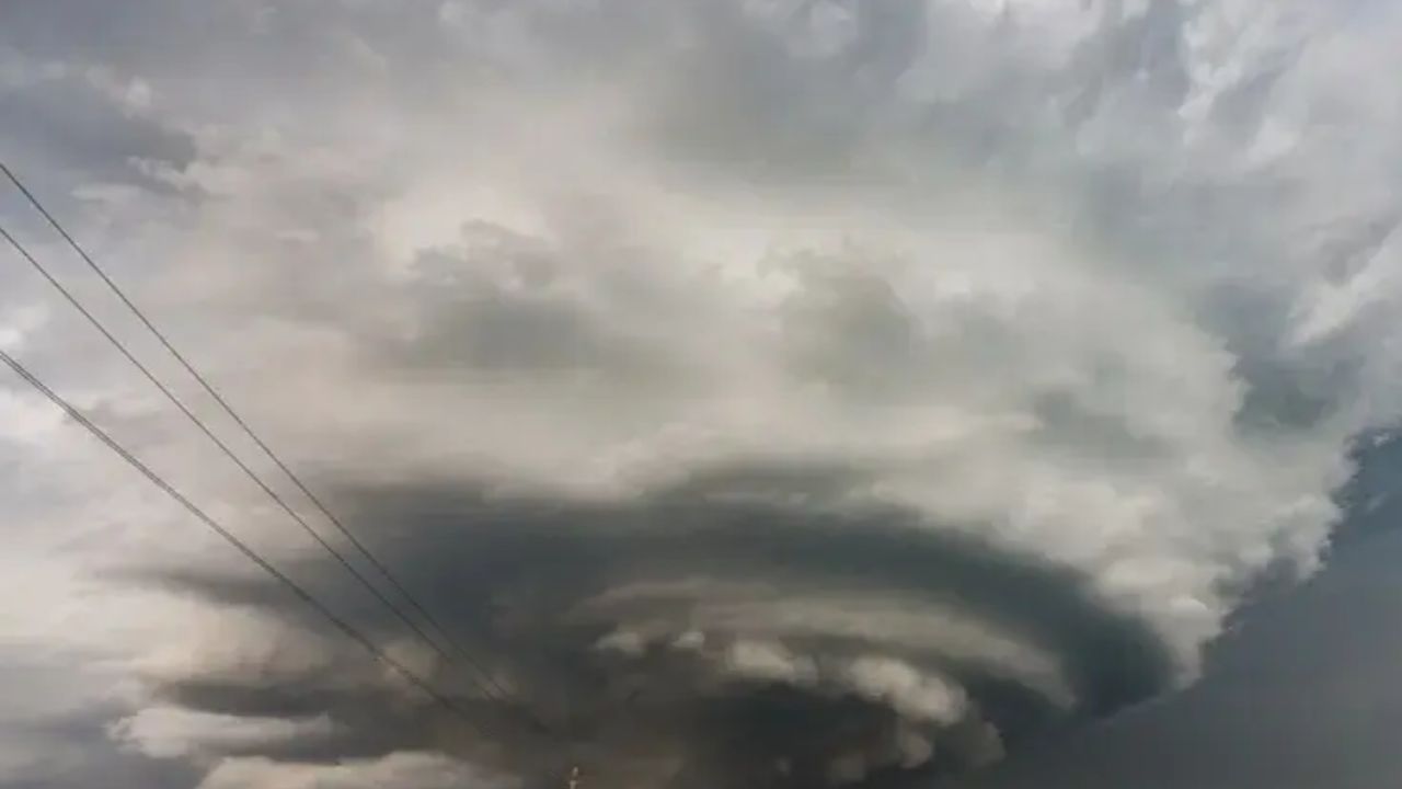 Tornadoes, damaging winds, and flash floods could hit Philadelphia today — here's what to expect hour by hour